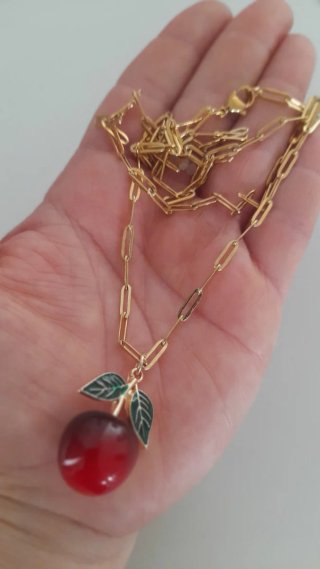 Collar cadena dorada con colgante de cereza