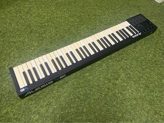 Controlador MIDI Alesis V61