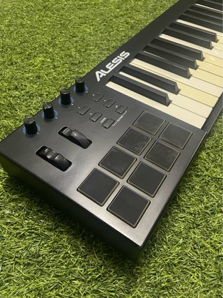 Controlador MIDI Alesis V61