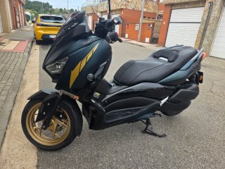 Yamaha XMAX 300 2023 verded y Dorada