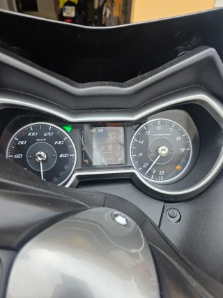 Yamaha XMAX 300 2023 verded y Dorada