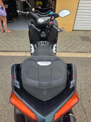 Yamaha XMAX 300 2023 verded y Dorada
