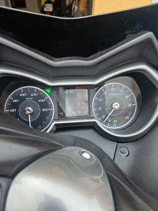 Yamaha XMAX 300 2023 verded y Dorada