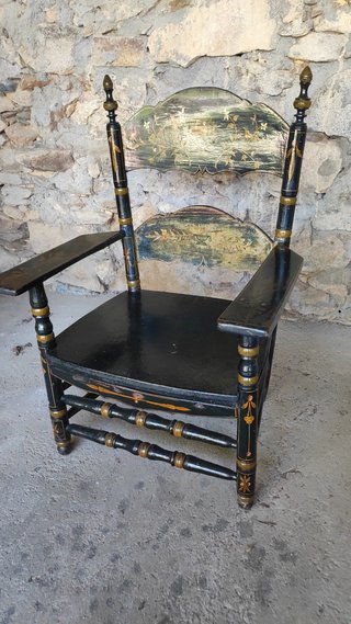 Silla antigua de madera decorada para restaurar