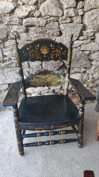 Silla antigua de madera decorada para restaurar