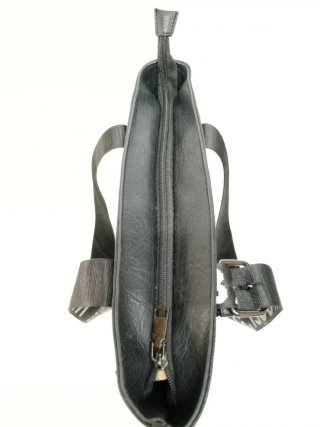 Bolso negro con logo