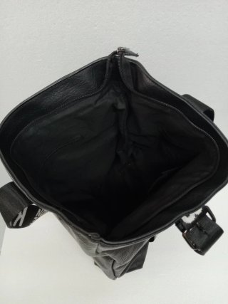 Bolso negro con logo