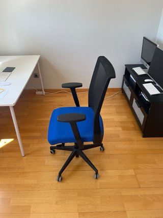 Silla de oficina ergonómica azul y negra