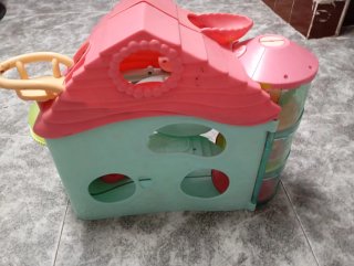 Casa de muñecas y accesorios