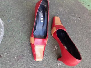 Zapatos FERCHI tacón bajo piel beige y rojo