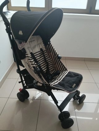 Silla de paseo Maclaren de rayas negras y blancas.