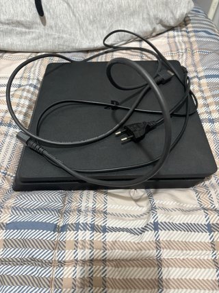 PS4 Slim 1TB (sin mando) // Juegos por separado