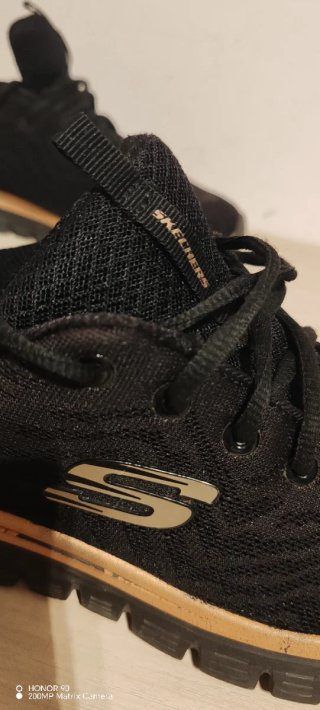 Zapatillas Deportivas Skechers Negras y Doradas