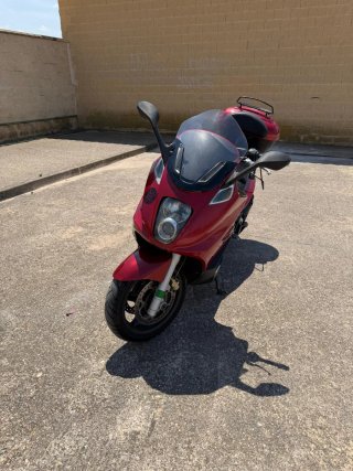 Gilera GP800 Maxi Scooter Roja y Plata