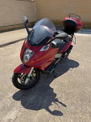 Gilera GP800 Maxi Scooter Roja y Plata