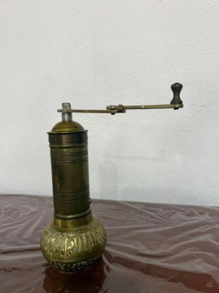 Molinillo de café antiguo de latón