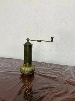 Molinillo de café antiguo de latón