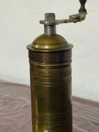 Molinillo de café antiguo de latón