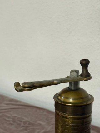 Molinillo de café antiguo de latón