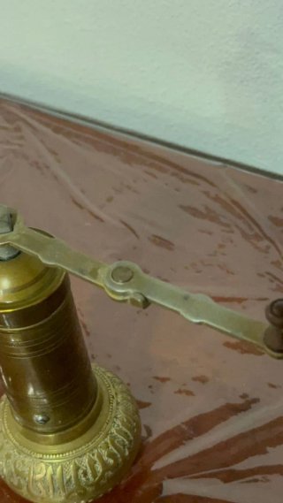 Molinillo de café antiguo de latón