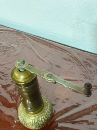 Molinillo de café antiguo de latón