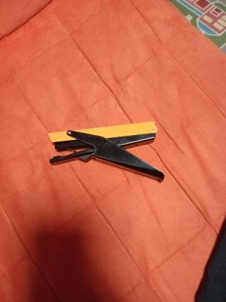Grapadora naranja y negra