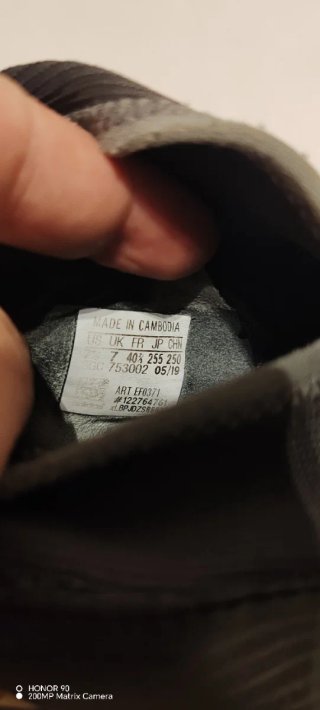 Zapatilla Adidas Negras y Doradas