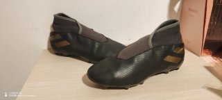 Zapatilla Adidas Negras y Doradas