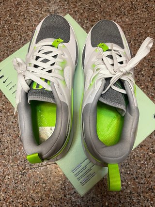 Zapatillas Jordan grises y blancas