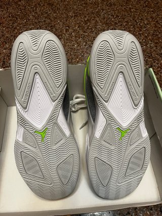 Zapatillas Jordan grises y blancas