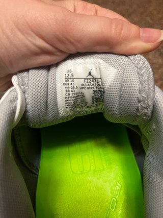 Zapatillas Jordan grises y blancas