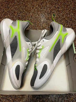 Zapatillas Jordan grises y blancas