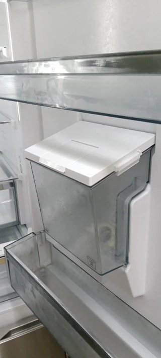 Nevera Sharp plateada con dispensador