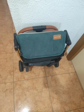 Carrito de bebé verde