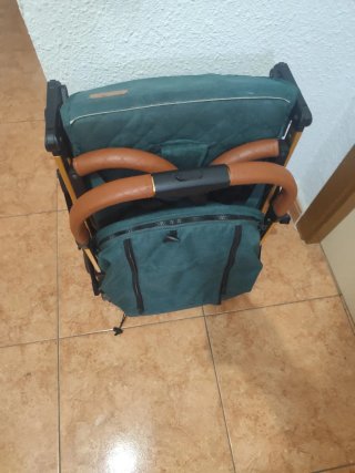 Carrito de bebé verde