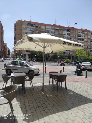 Sombrilla grande beige y blanca