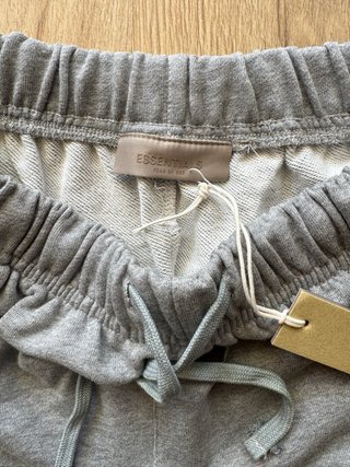 Pantalón corto ESSENTIALS gris