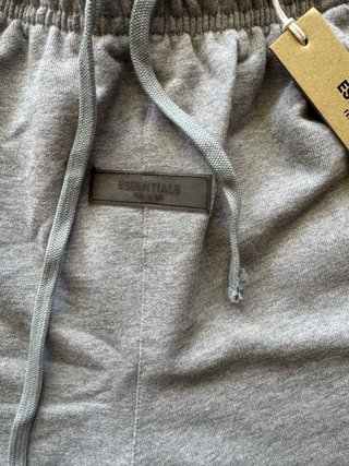 Pantalón corto ESSENTIALS gris