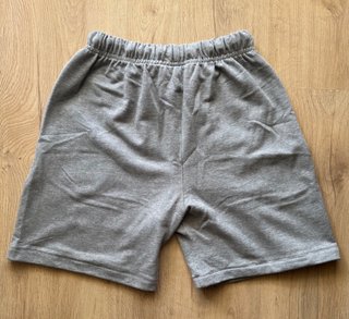 Pantalón corto ESSENTIALS gris