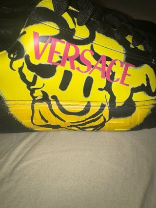 Zapatos Versace Negros con detalles amarillos