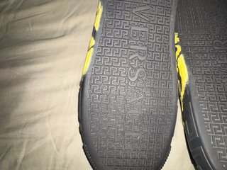Zapatos Versace Negros con detalles amarillos