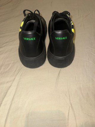 Zapatos Versace Negros con detalles amarillos