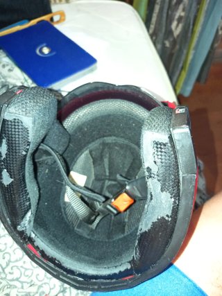 Casco de moto rojo ORZ y tiene protector solar5758