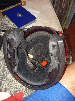 Casco de moto rojo ORZ y tiene protector solar5758