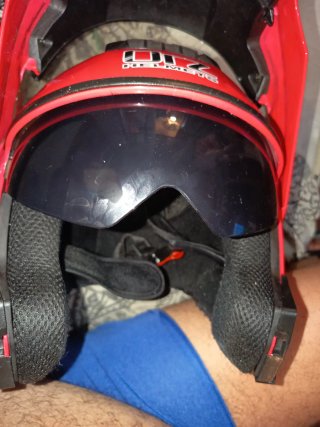 Casco de moto rojo ORZ y tiene protector solar5758
