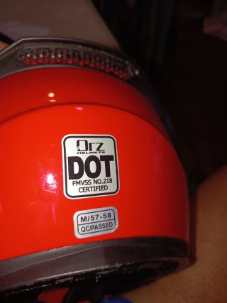 Casco de moto rojo ORZ y tiene protector solar5758