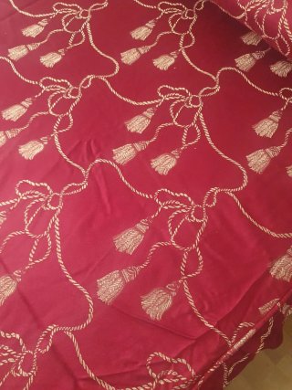 Conjunto Colcha y Alfombras Damasco Rojo/Dorado