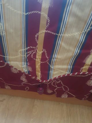 Conjunto Colcha y Alfombras Damasco Rojo/Dorado