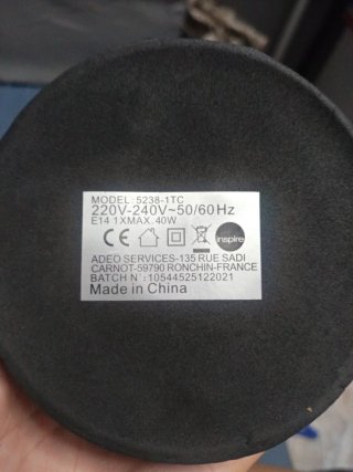 Lámpara de mesa negra con diseño de árbol