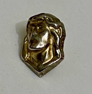 Pin muy antiguo Cara de Jesucristo oro y plata.